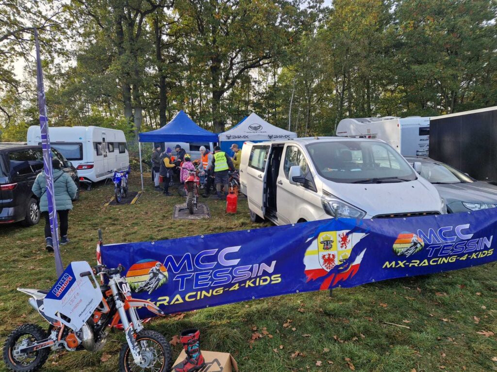 Fahrerlager mit Zelten und Transportern bei einem Motocross-Rennen in Mecklenburg-Vorpommern