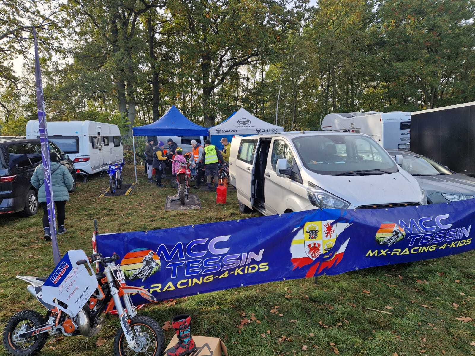 Fahrerlager mit Zelten und Transportern bei einem Motocross-Rennen in Mecklenburg-Vorpommern