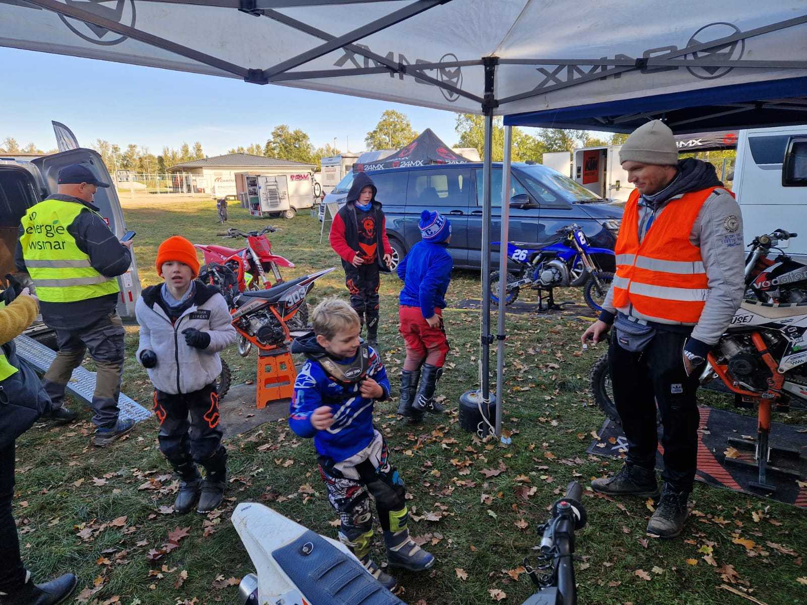 Kinder und Betreuer im Fahrerlager einer Motocross-Veranstaltung in Mecklenburg-Vorpommern