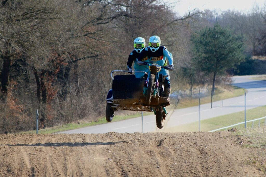 Motocross-Gespann hebt ueber einen Sprunghuegel ab, Mecklenburg-Vorpommern