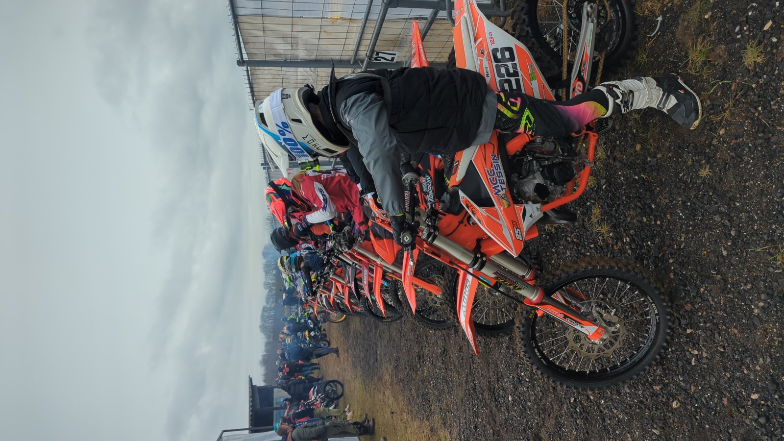 Nahaufnahme eines Motocross-Motorrads im Renneinsatz in Mecklenburg-Vorpommern