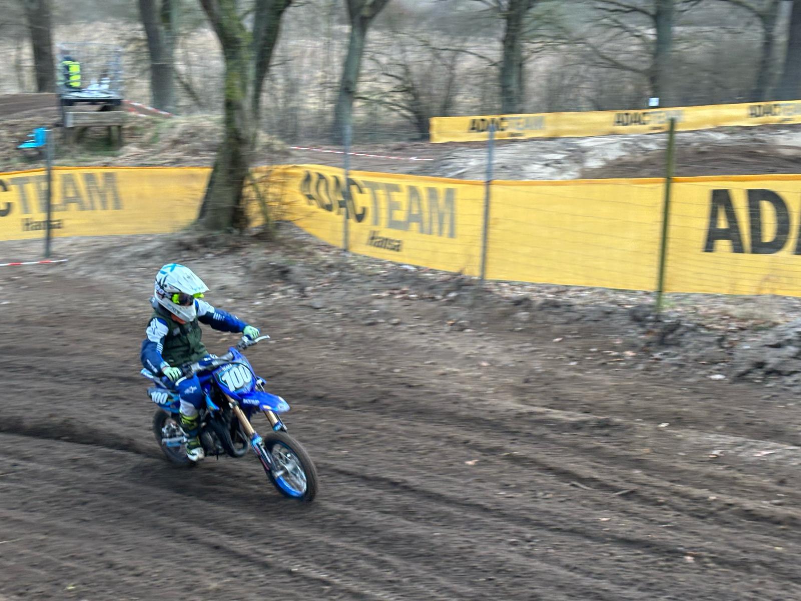 Junger Motocross-Fahrer auf einer Kindermaschine im Rennen in Mecklenburg-Vorpommern