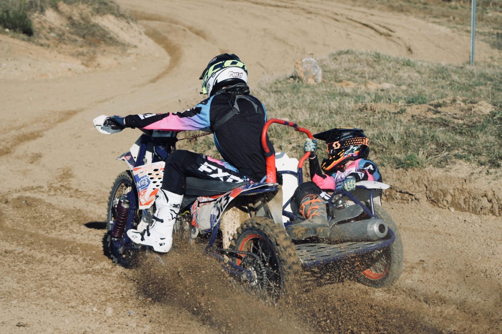 Zwei Nachwuchsfahrer im Zweikampf auf der Motocross-Strecke in Mecklenburg-Vorpommern