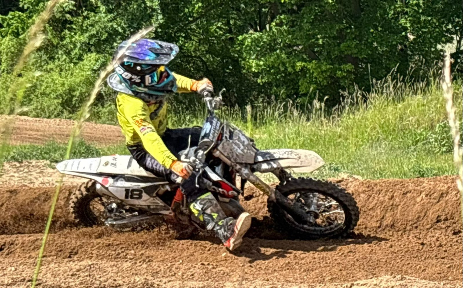 Motocross-Fahrer in der Kurve waehrend eines Rennens in Mecklenburg-Vorpommern