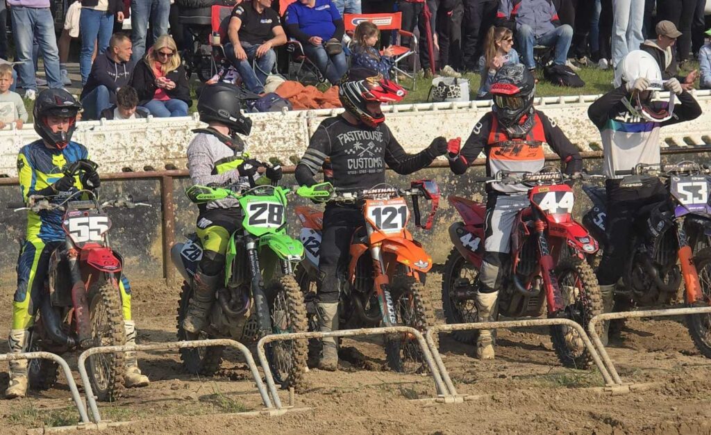 Motocross-Fahrer warten am Startgatter auf das Rennen in Mecklenburg-Vorpommern