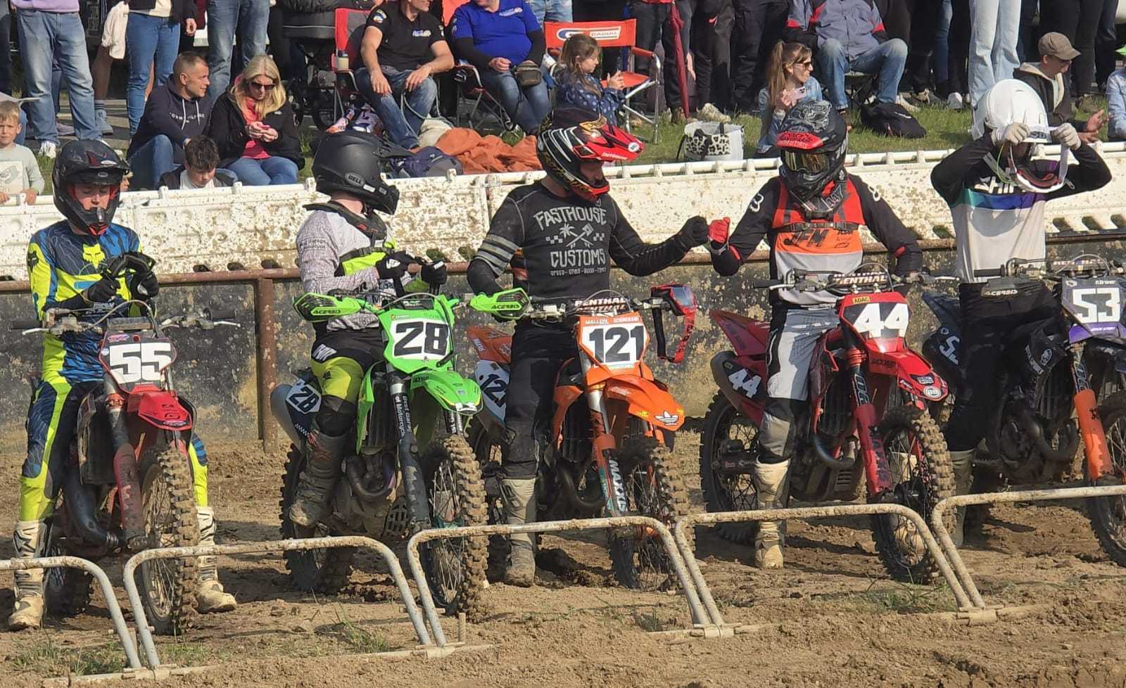 Motocross-Fahrer warten am Startgatter auf das Rennen in Mecklenburg-Vorpommern