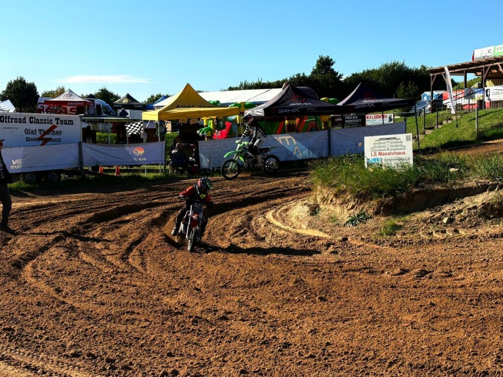 Blick ueber eine Motocross-Strecke mit Zuschauerbereich und Zelten in Mecklenburg-Vorpommern