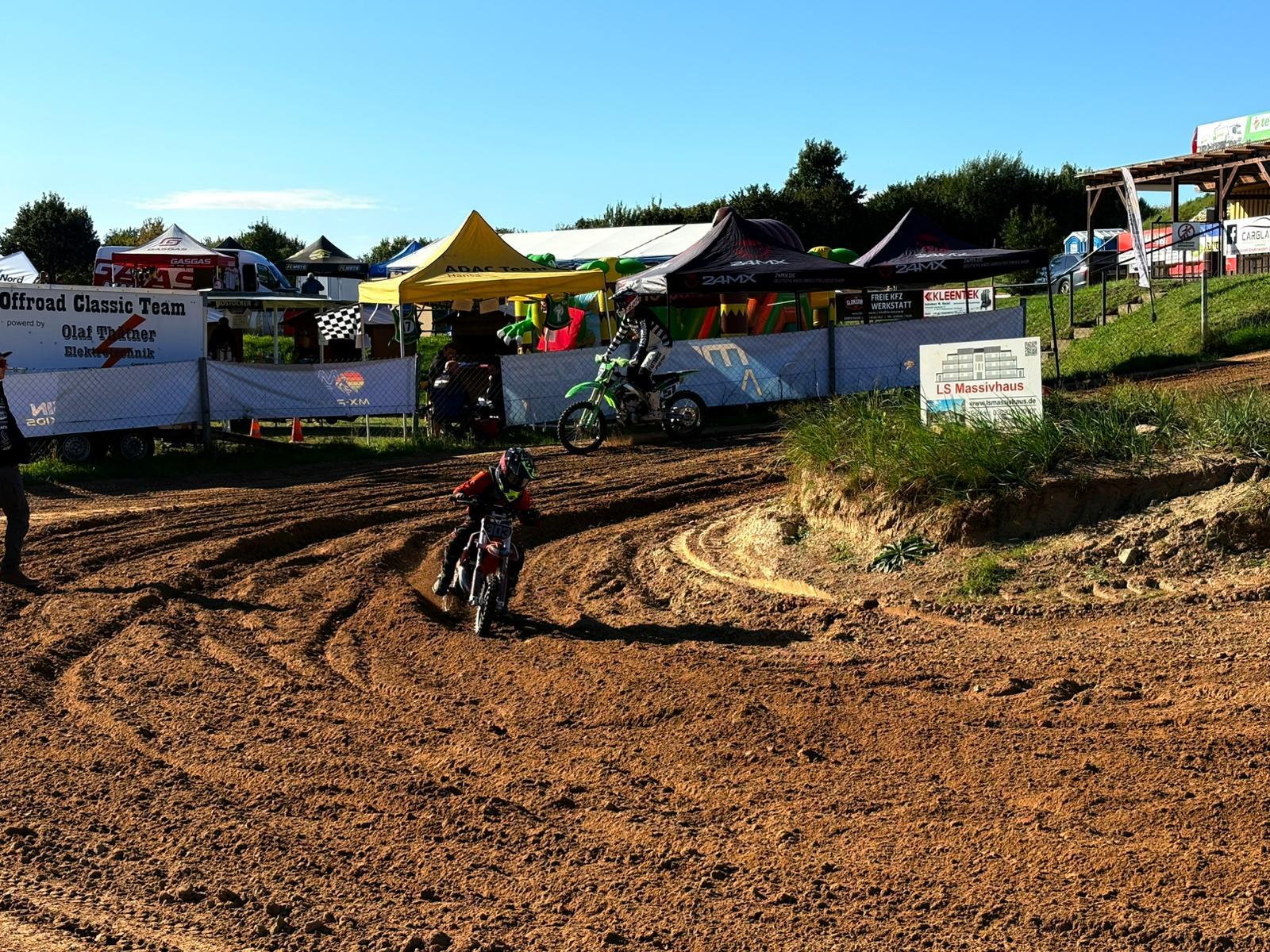 Blick ueber eine Motocross-Strecke mit Zuschauerbereich und Zelten in Mecklenburg-Vorpommern