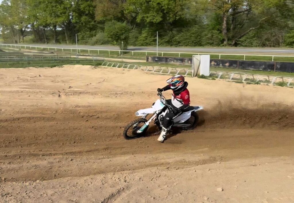Motocross-Fahrer beim Training auf einer Naturstrecke in Mecklenburg-Vorpommern
