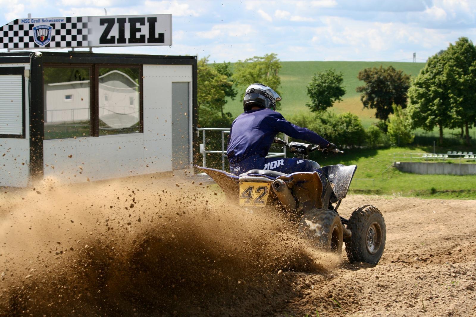 Fahrzeug durchfaehrt das Ziel auf einer Sandstrecke, Motorsport in Mecklenburg-Vorpommern