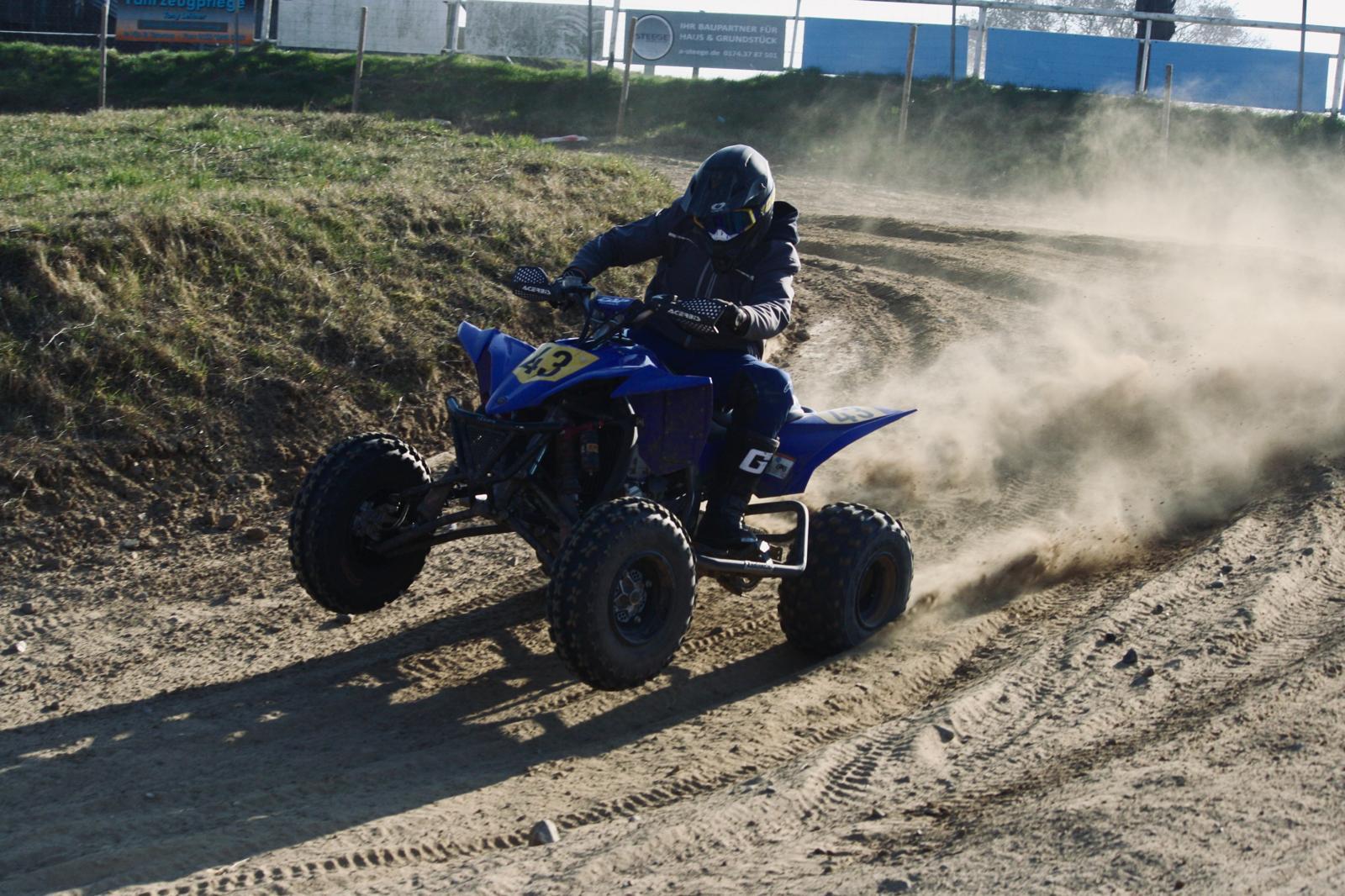 Quad-Fahrer wirbelt Sand auf der Rennstrecke auf, Motorsport in Mecklenburg-Vorpommern