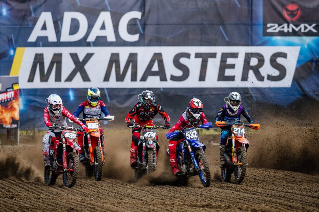 Fünf Fahrer der ADAC MX Masters vor der Serienbande beim Rennen in Vellahn