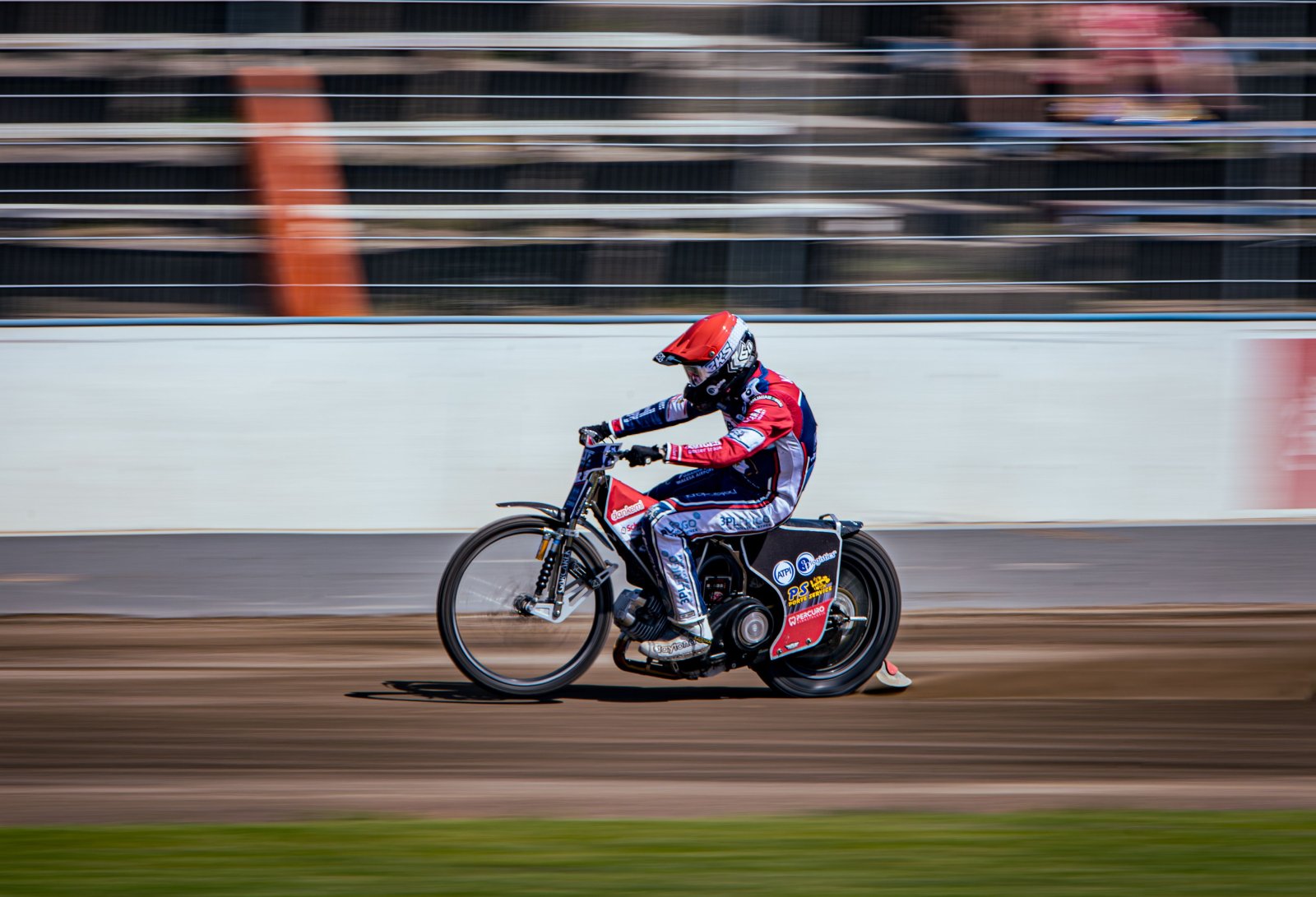 Speedway-Fahrer auf der Aschenbahn im Rennen
