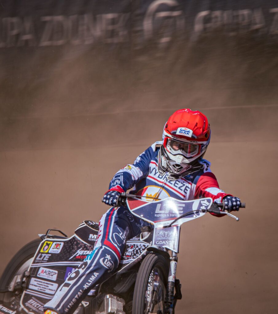 Speedway-Fahrer auf seiner Maschine in der Kurve