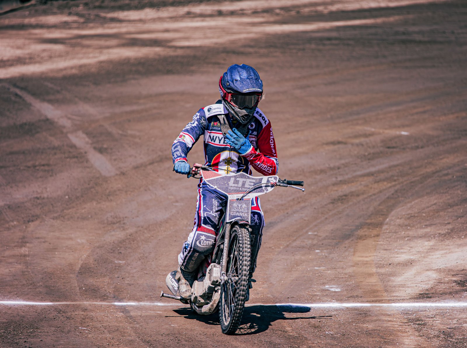 Speedway-Fahrer auf der Aschenbahn vor dem Start