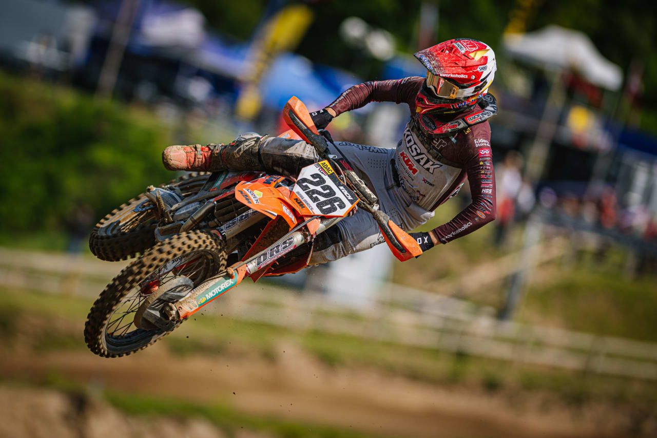Tom Koch mit der Startnummer 226 im Sprung, einer der drei Trainer beim MX Koch-Kurs in Tessin